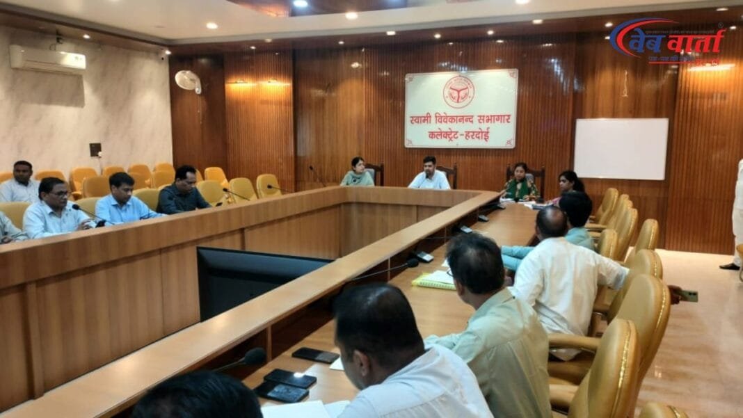 hardoi-dm-anunay-jha-model-school-project हरदोई में जिलाधिकारी अनुनय झा परिषदीय विद्यालयों को मॉडल स्कूल बनाने की बैठक की अध्यक्षता करते हुए