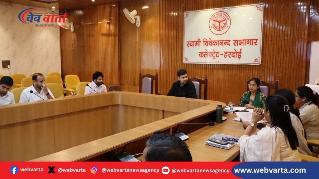 हरदोई DM अनुनय झा की स्टार संदर्भ समीक्षा बैठक, शिकायत निस्तारण निर्देश