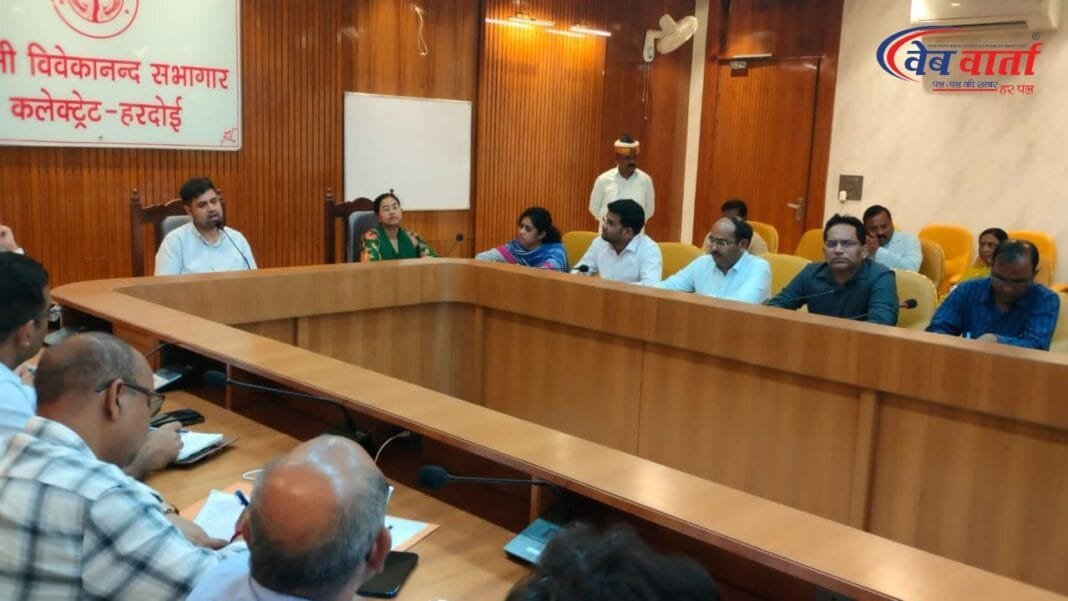 हरदोई जिलाधिकारी अनुनय झा PET परीक्षा बैठक में निर्देश देते हुए