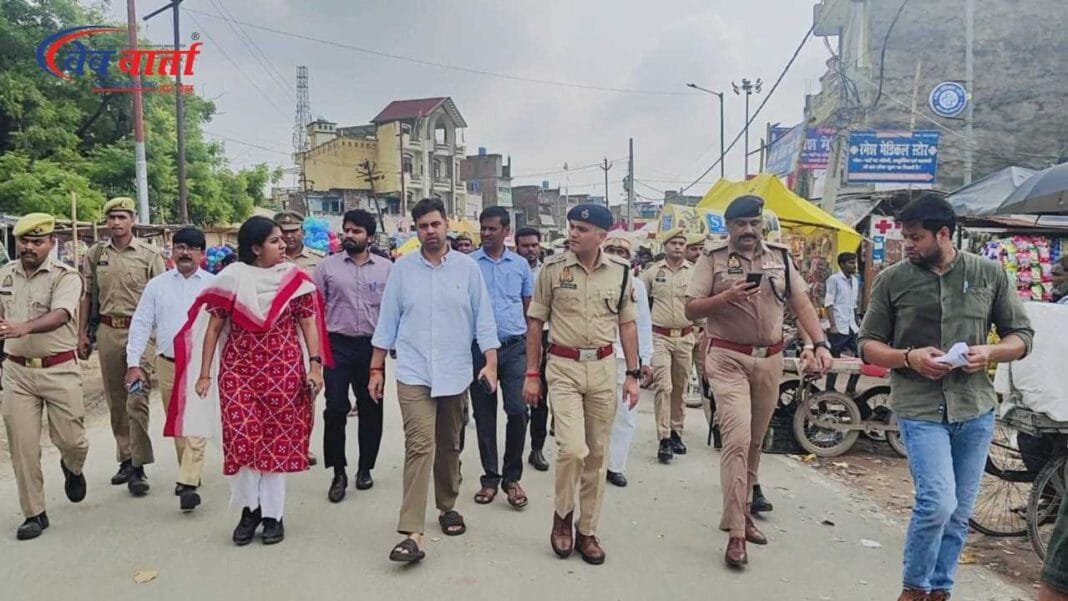 हरदोई में डीएम अनुनय झा और एसपी नीरज जादौन महावीर जी झंडा मेले की तैयारियों का निरीक्षण करते हुए
