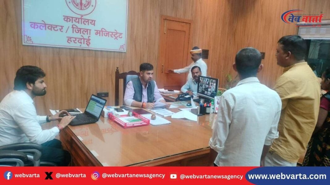 हरदोई कलेक्ट्रेट में जनसुनवाई के दौरान जिलाधिकारी अनुनय झा जनता की समस्याएं सुनते हुए