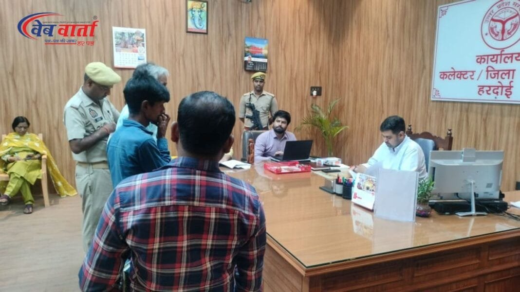 hardoi-jansunwai-2025-57-complaints-dm-anunay-jha हरदोई कलेक्ट्रेट में जिलाधिकारी अनुनय झा जनसुनवाई में शिकायतें सुनते हुए