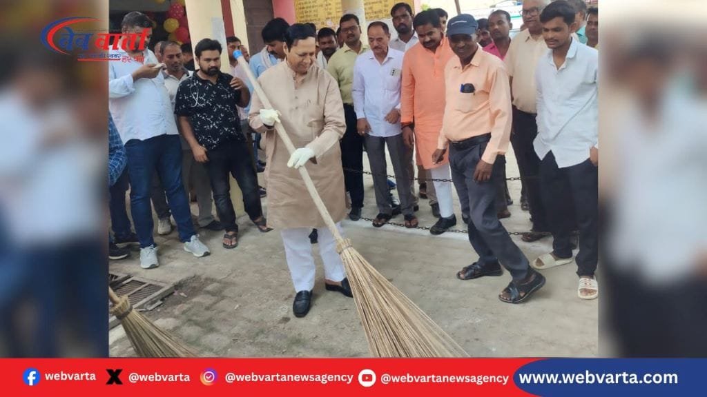 hardoi-kachhauna-chc-cleanliness-drive हरदोई कछौना CHC में MLC अशोक अग्रवाल का स्वच्छता अभियान