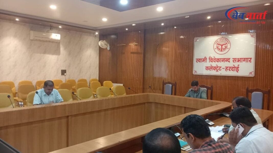 हरदोई में बरसात से टूटी सड़क पर पैचवर्क की तैयारी, जिलाधिकारी की बैठक