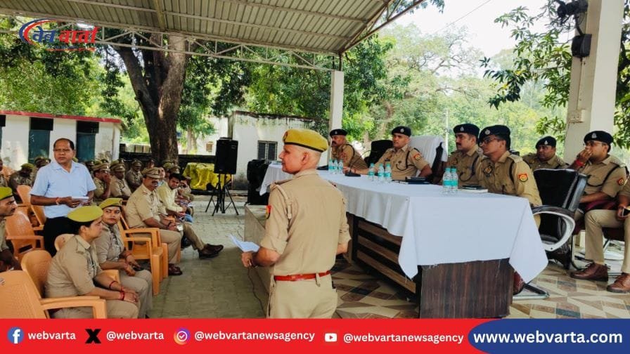 hardoi-sainik-sammelan-sp-resolves-issues हरदोई रिजर्व पुलिस लाइन में सैनिक सम्मेलन 2025 के दौरान पुलिस अधीक्षक द्वारा कर्मियों से बातचीत की तस्वीर