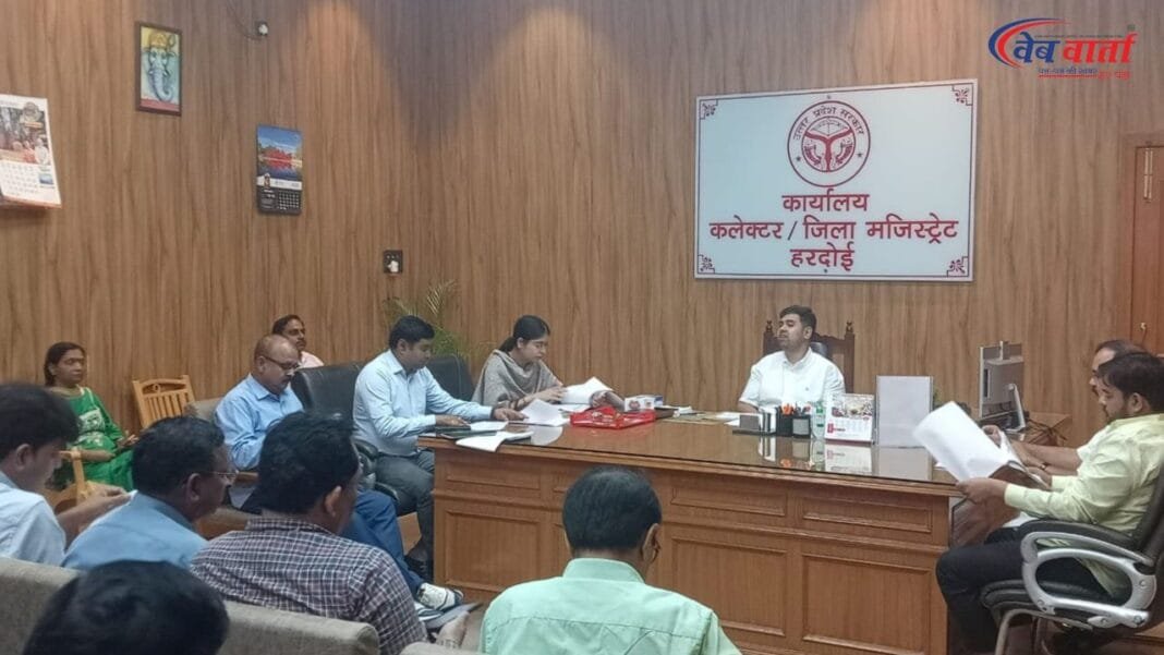 हरदोई में जिला स्वच्छ भारत मिशन ग्रामीण समिति की बैठक में जिलाधिकारी अनुनय झा