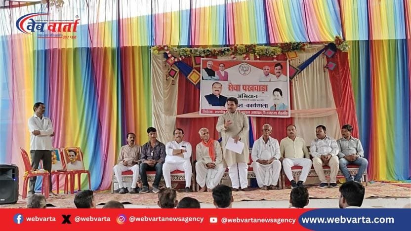 भिण्ड अमायन में भाजपा मंडल बैठक के दौरान अर्पित मुदगल द्वारा जीएसटी राहत पर संबोधन की तस्वीर