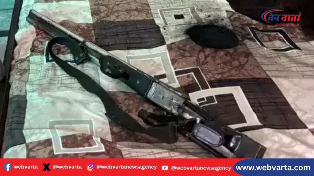 जयपुर के सोडाला में आर्मी से रिटायर्ड जवान द्वारा आत्महत्या के मामले में एफएसएल टीम साक्ष्य जुटाती हुई