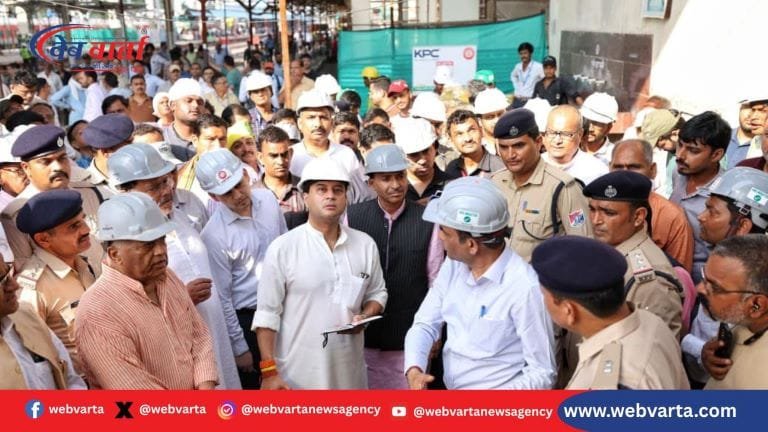 jyotiraditya-scindia-gwalior-station-review केंद्रीय मंत्री ज्योतिरादित्य सिंधिया ग्वालियर रेलवे स्टेशन के आधुनिकीकरण कार्यों का निरीक्षण करते हुए।