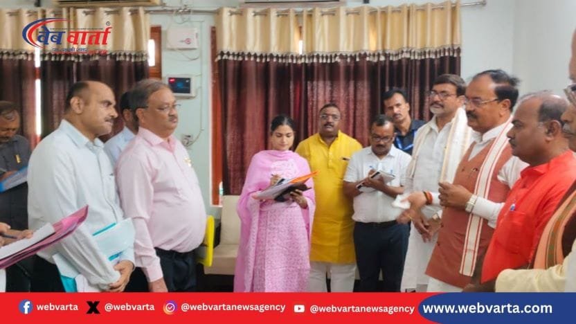 उप मुख्यमंत्री केशव प्रसाद मौर्य चित्रकूट में विकास कार्यों की समीक्षा बैठक के दौरान।