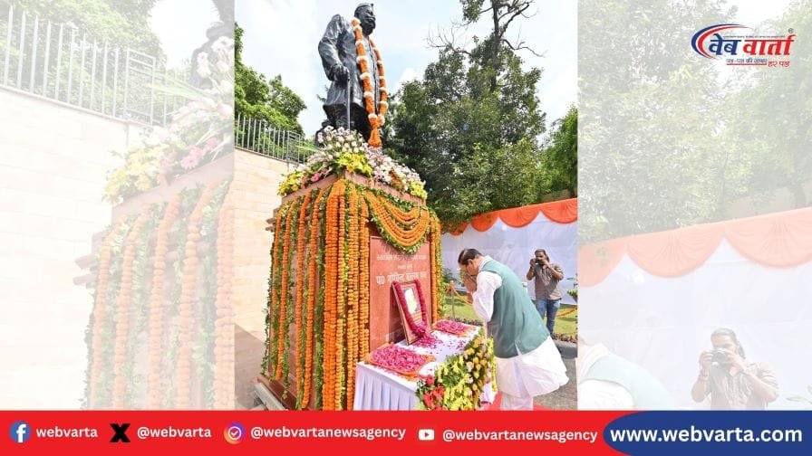 keshav-maurya-tributes-govind-ballabh-pant उप मुख्यमंत्री केशव प्रसाद मौर्य लोक भवन में पंडित गोविंद बल्लभ पंत की प्रतिमा पर पुष्पांजलि अर्पित करते हुए