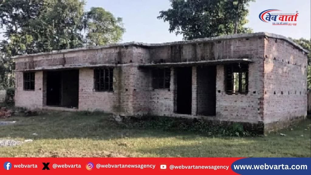 कुशीनगर के सोढ़रा गांव में अधूरा पड़ा आंगनबाड़ी केंद्र भवन, जहां प्राथमिक विद्यालय में केंद्र संचालित हो रहा है