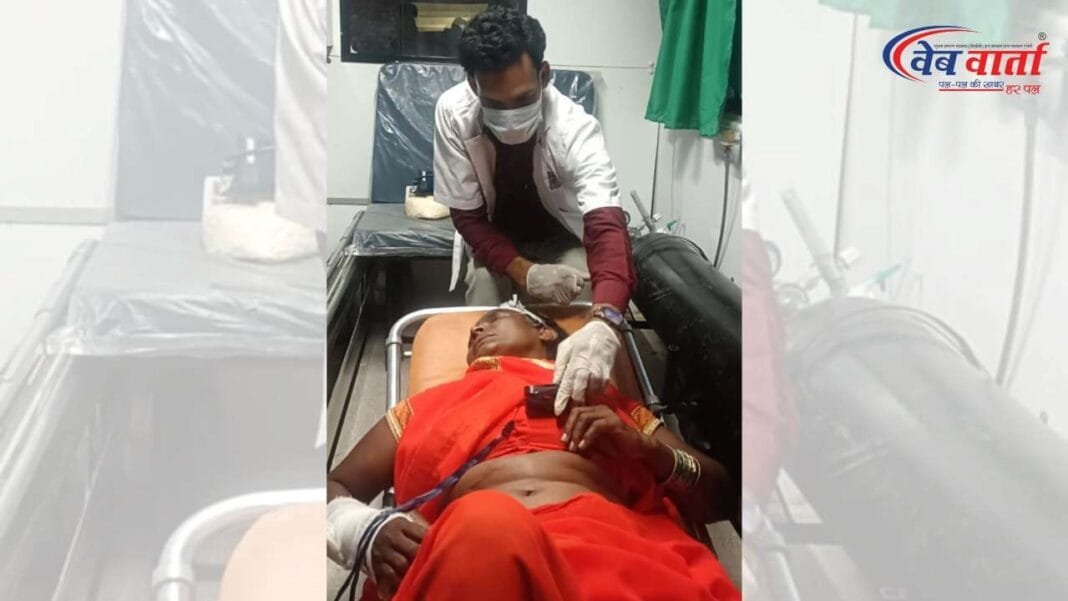 फाजिलनगर में बाइक सवार द्वारा टक्कर से घायल प्रभावती देवी को 108 एंबुलेंस के जरिए जिला अस्पताल ले जाया गया।