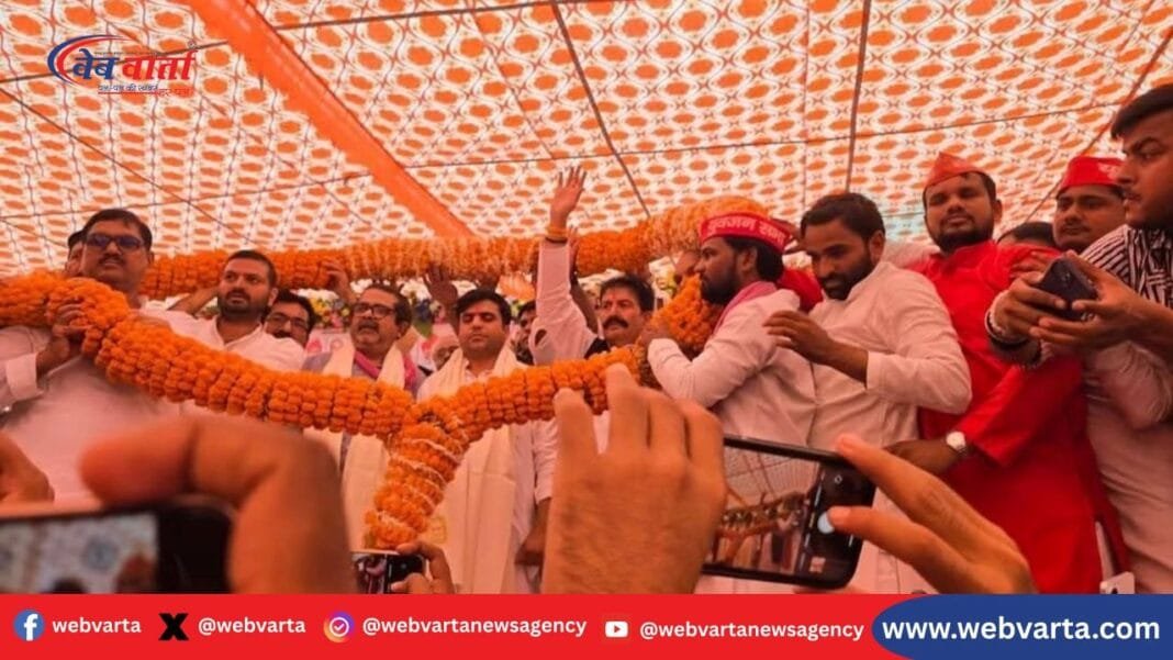 कुशीनगर में किसान शहीद दिवस पर शहीद किसानों जमादार मियां और पड़ोही दलित को श्रद्धांजलि अर्पित करते तेज प्रताप यादव और अन्य नेता