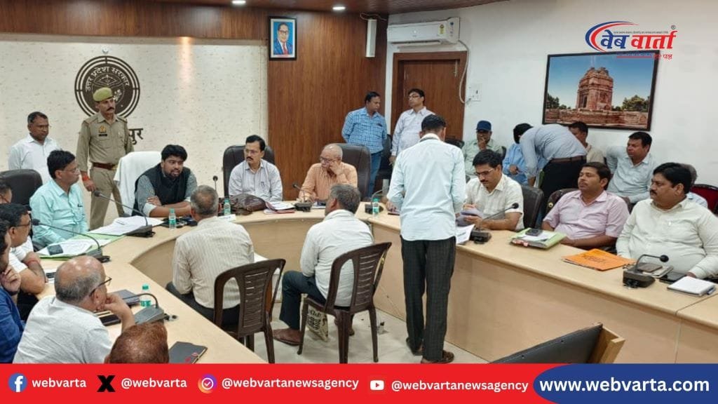 lalitpur-dm-amandeep-dully-sunday-class-2025 डीएम अमनदीप डुली और एसपी मो. मुश्ताक ललितपुर में सण्डे क्लास जनसुनवाई में शिकायतें सुनते हुए