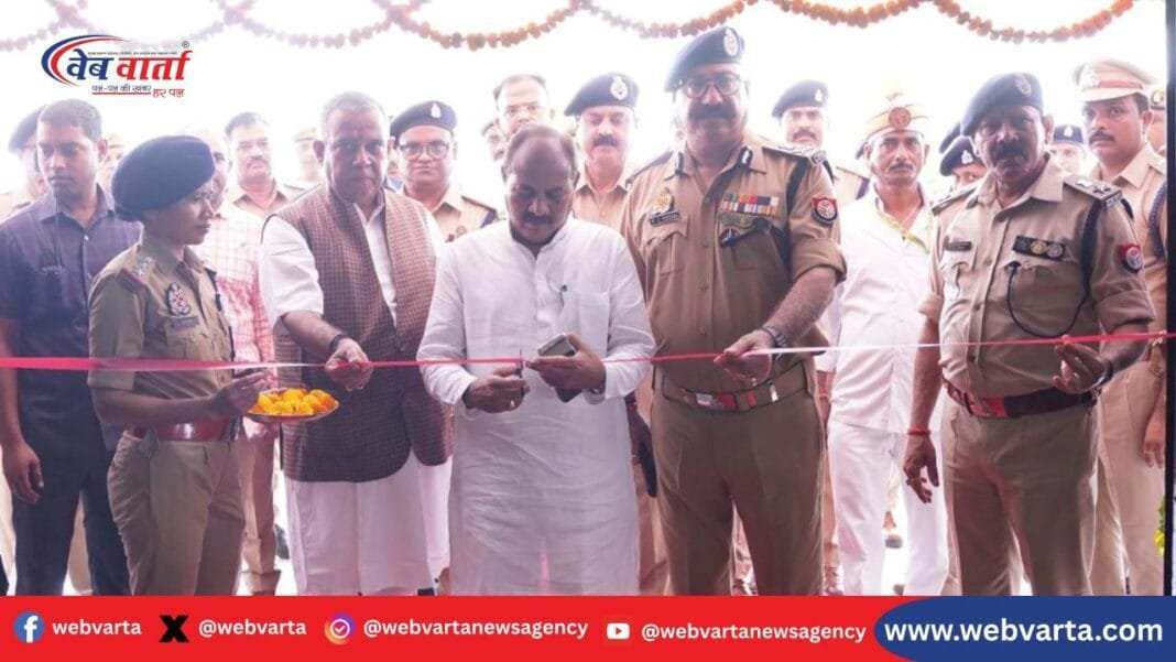 कारागार मंत्री दारा सिंह चौहान लखनऊ जिला कारागार में निःशुल्क स्वास्थ्य शिविर का शुभारंभ करते हुए