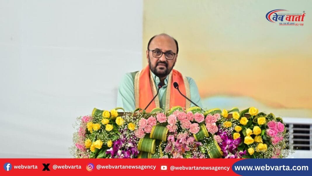 लखनऊ विश्वविद्यालय के 68वें दीक्षान्त समारोह में उच्च शिक्षा मंत्री योगेन्द्र उपाध्याय