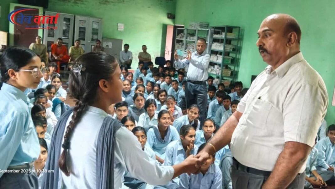 मानसिक स्वास्थ्य सेमिनार में अनिल मलिक छात्रों को संबोधित करते हुए