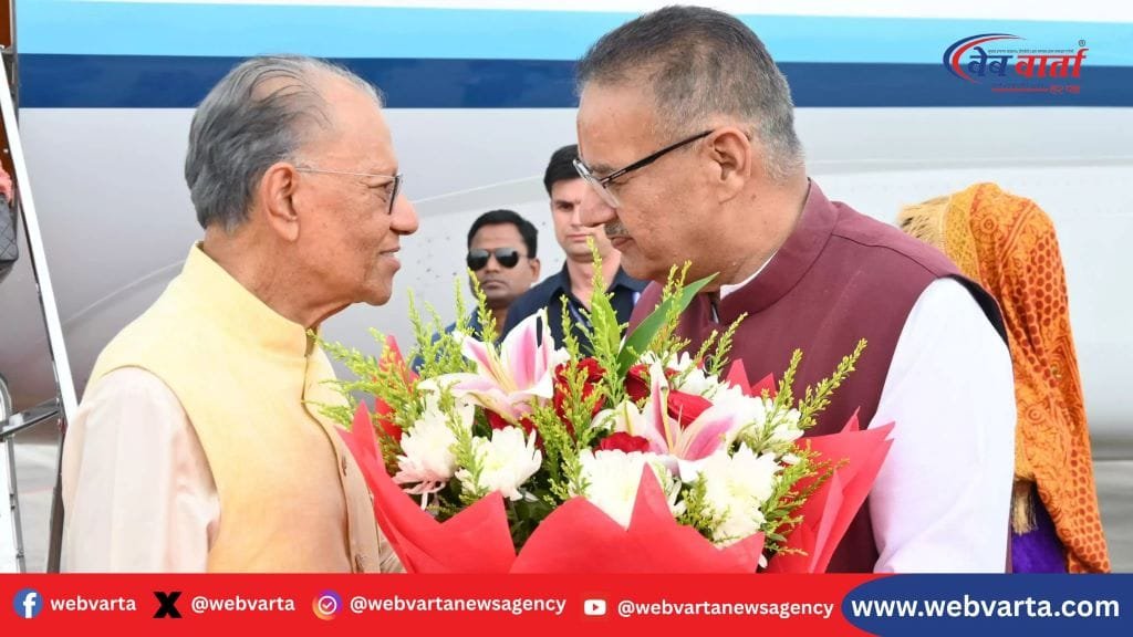 देहरादून एयरपोर्ट पर मॉरीशस के प्रधानमंत्री डॉ. नवीनचंद्र रामगुलाम का स्वागत करते कृषि मंत्री गणेश जोशी