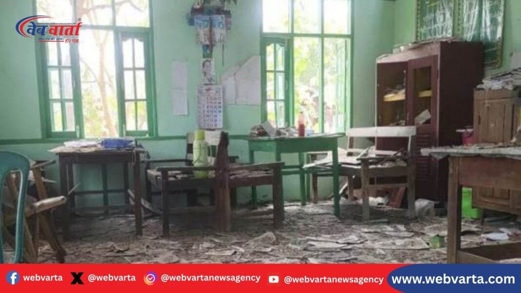 म्यांमार रखाइन राज्य में सेना के हवाई हमले से क्षतिग्रस्त स्कूल और मलबा