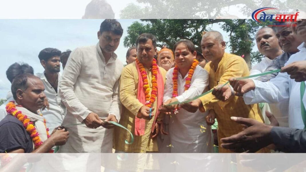 विधायक राकेश कुमार यादव पचपेड़वा के जगदीशपुर में विद्युत पोल स्थापना का शुभारंभ करते हुए