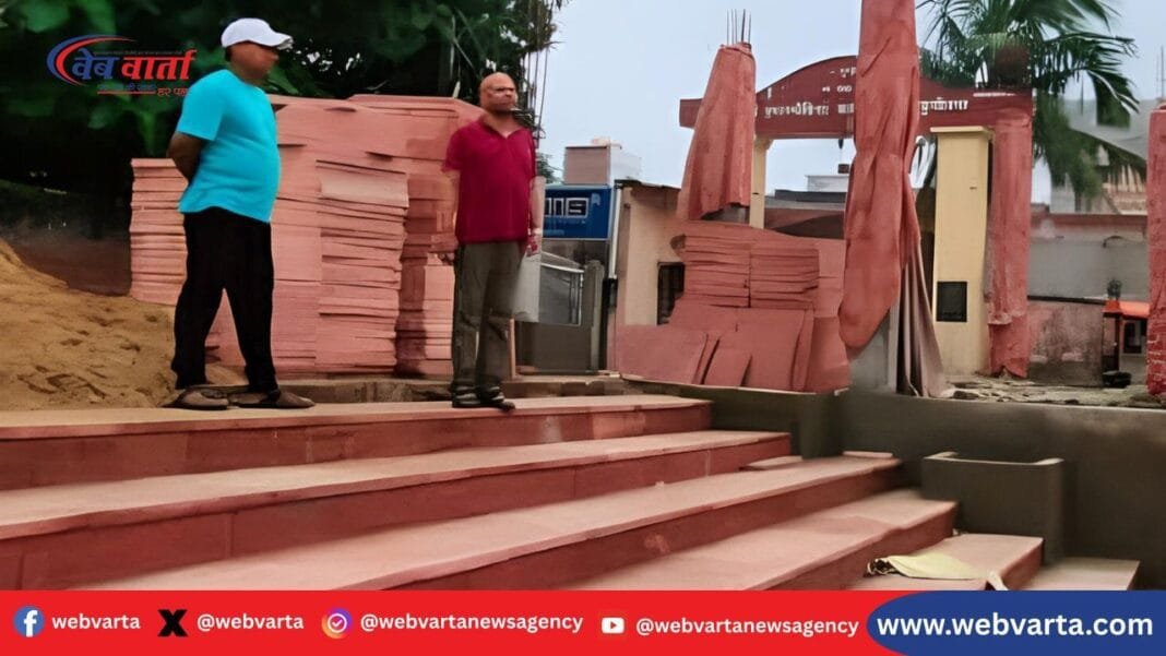 पडरौना में छठ महापर्व की तैयारियों के लिए छठ घाट का निरीक्षण करते नगर पालिका अध्यक्ष विनय जायसवाल