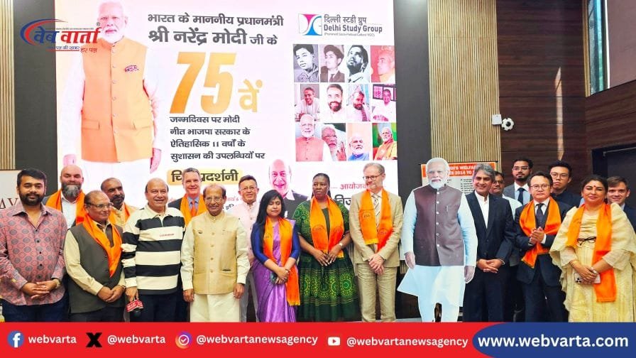 प्रधानमंत्री मोदी की उपलब्धियों पर लगी चित्र प्रदर्शनी का दृश्य, जिसमें अतिथि सुधीर चौधरी उद्घाटन करते हुए