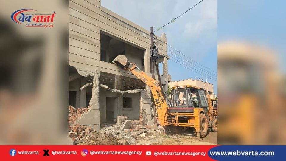 raipur-nagar-nigam-illegal-demolition रायपुर टाटीबंध में नगर निगम की बुलडोजर कार्रवाई अवैध निर्माण ध्वस्त करते हुए