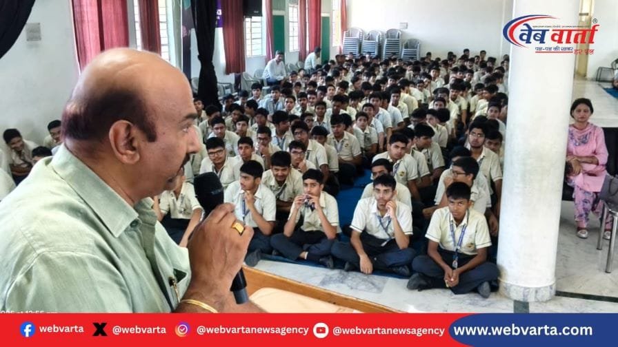 रोहतक एमडीएन स्कूल में बाल कल्याण सेमिनार, किशोरों को भावनाओं पर जागरूक करते अनिल मलिक