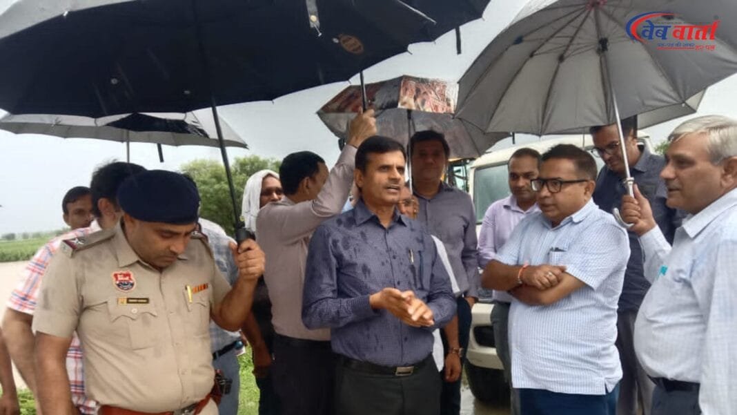 सोनीपत में उपायुक्त सुशील सारवान और अतिरिक्त उपायुक्त लक्षित सरीन यमुना किनारे गांवों का निरीक्षण करते हुए
