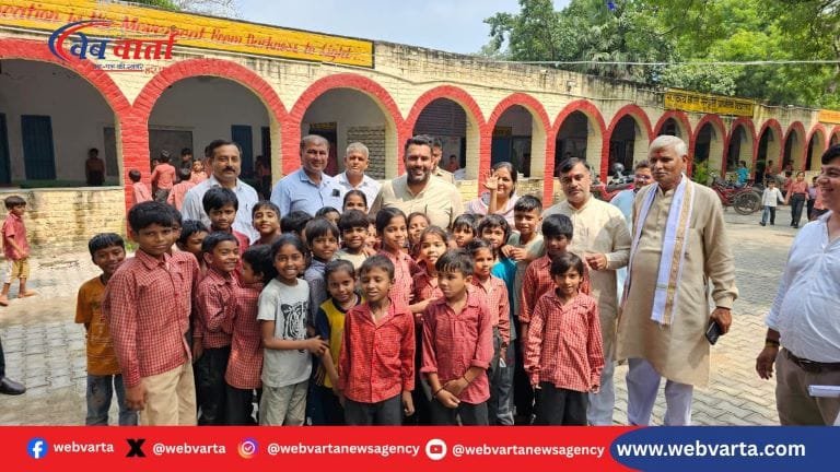 सोनीपत में विधायक निखिल मदान कालूपुर स्कूल का निरीक्षण करते हुए