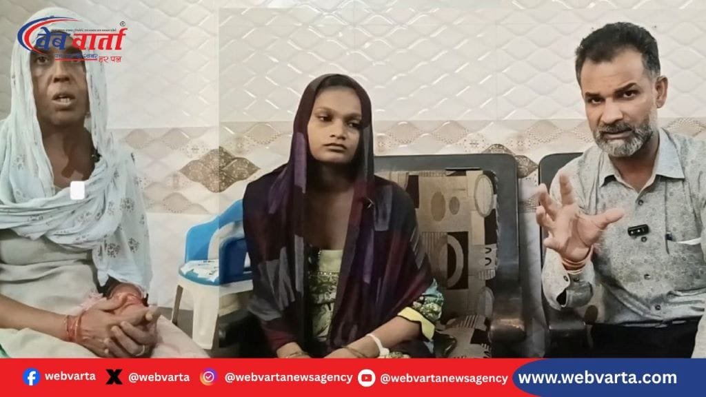 sonipat-premature-twins-treatment-negligence-ayushman-card-only-one-aap-devendra-gautam-demand सोनीपत में प्रीमैच्योर जुड़वा नवजातों के परिवार से मिलते AAP नेता देवेंद्र गौतम, इलाज लापरवाही आरोप