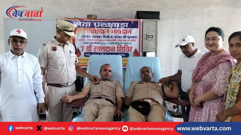 सोनीपत आईटीआई फरमाणा में 7वां ब्लड डोनेशन कैंप, पुलिसकर्मी रक्तदान करते हुए