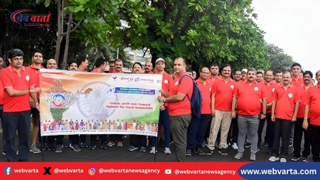 मुंबई के मरीन ड्राइव पर यूनियन बैंक ऑफ इंडिया के वॉकथॉन में भाग लेते अधिकारी और कर्मचारी