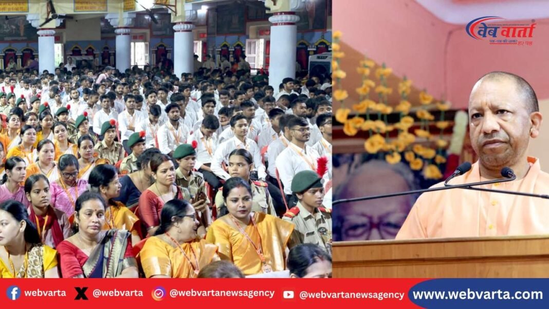 गोरखनाथ मंदिर में पुण्यतिथि समारोह में श्रद्धांजलि अर्पित करते मुख्यमंत्री योगी आदित्यनाथ