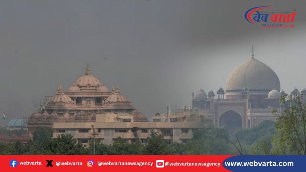 दिल्ली AQI : आनंद विहार में प्रदूषित हवा और धुंध