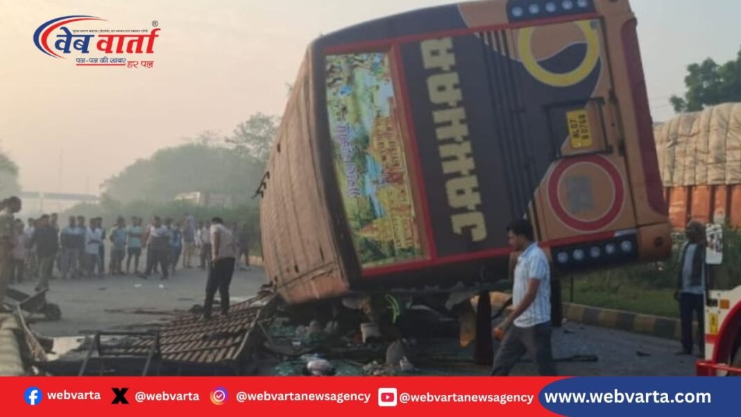 kushinagar-luxury-sleeper-bus-accident-26-injured-nh-28-jam कुशीनगर NH-28 लग्जरी स्लीपर बस हादसा 26 घायल