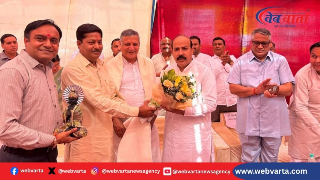 यमुनानगर मार्केट कमेटी के नए चेयरमैन और वाइस चेयरमैन को पदभार ग्रहण करते हुए