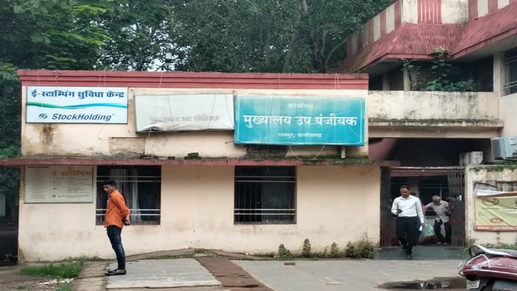 मुख्यमंत्री विष्णुदेव साय और मंत्री ओपी चौधरी दिवाली पर छत्तीसगढ़ में कृषि भूमि रजिस्ट्री से ऋण पुस्तिका की अनिवार्यता खत्म करने की घोषणा करते हुए