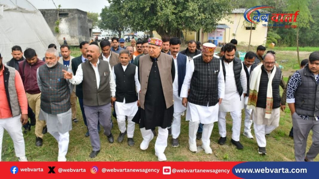 सिद्धार्थनगर के केवीके सोहना में निरीक्षण करते कृषि मंत्री सूर्य प्रताप शाही
