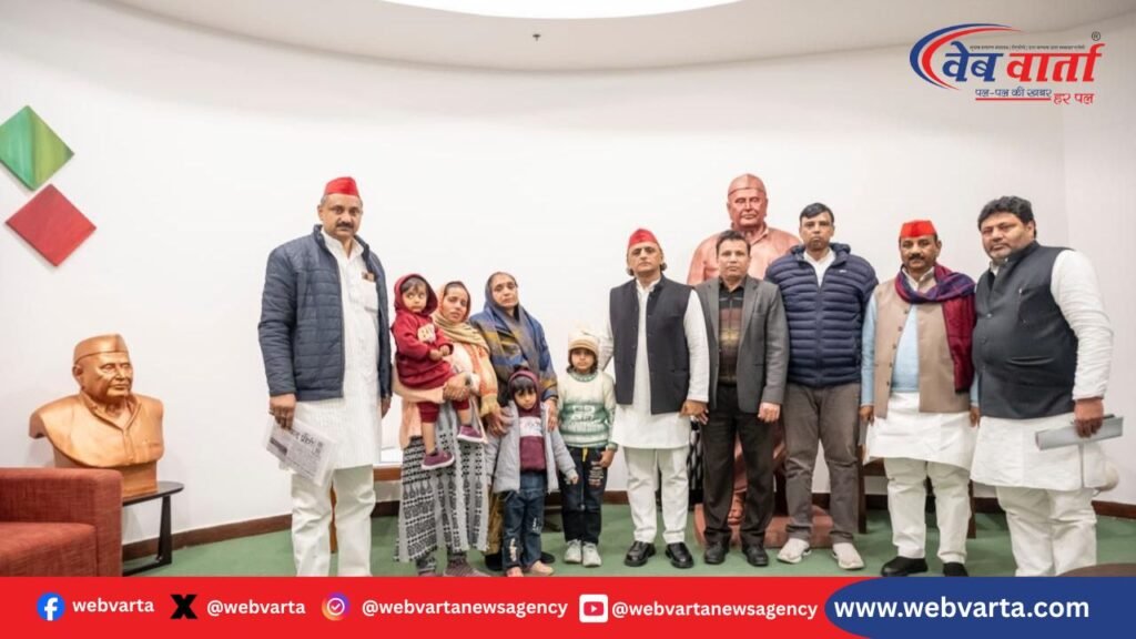 Akhilesh Yadav BLO Family Aid Cheque Distribution1
