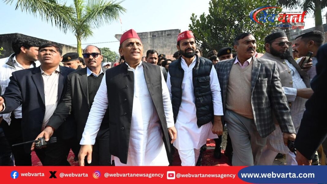 संसद भवन के बाहर मीडिया से बात करते अखिलेश यादव