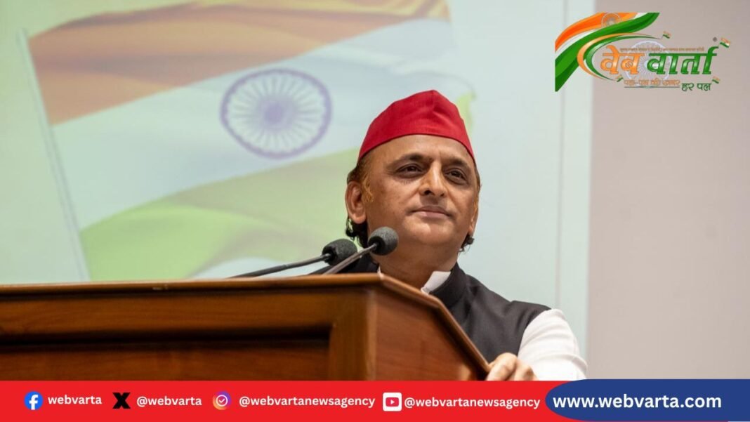 गणतंत्र दिवस पर बयान देते समाजवादी पार्टी अध्यक्ष अखिलेश यादव