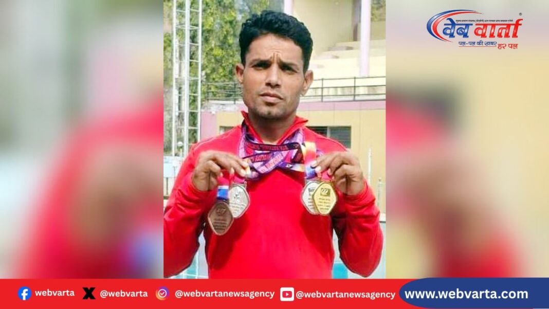 नेशनल मास्टर्स स्विमिंग में पदक जीतने के बाद अरविन्द कुमार