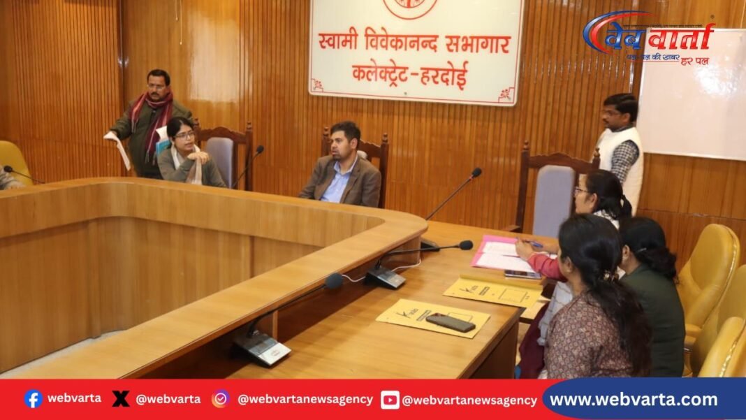 हरदोई में जिलाधिकारी की अध्यक्षता में आयुष विभाग की समीक्षा बैठक