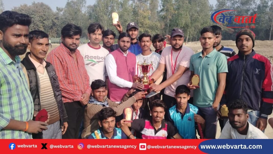 बरवा क्रिकेट टूर्नामेंट के फाइनल मुकाबले में खेलते खिलाड़ी