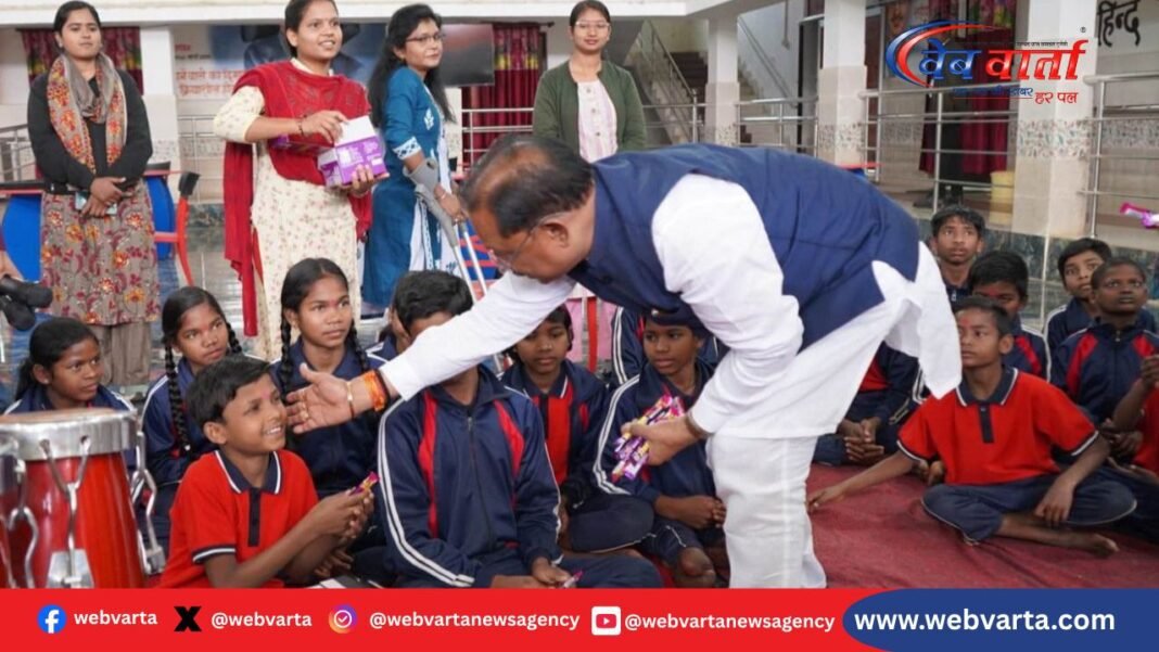 मुख्यमंत्री विष्णु देव साय नारायणपुर में दिव्यांग बच्चों से संवाद करते हुए