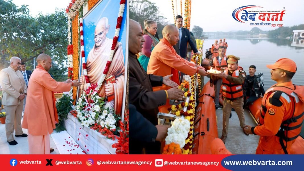 गांधी पुण्यतिथि पर शहीद स्मारक में दीपदान करते मुख्यमंत्री योगी