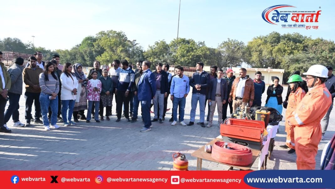 सिद्धार्थनगर में सिविल डिफेंस द्वारा आयोजित ब्लैक आउट मॉक ड्रिल के दौरान बुझी लाइटें और सतर्क नागरिक