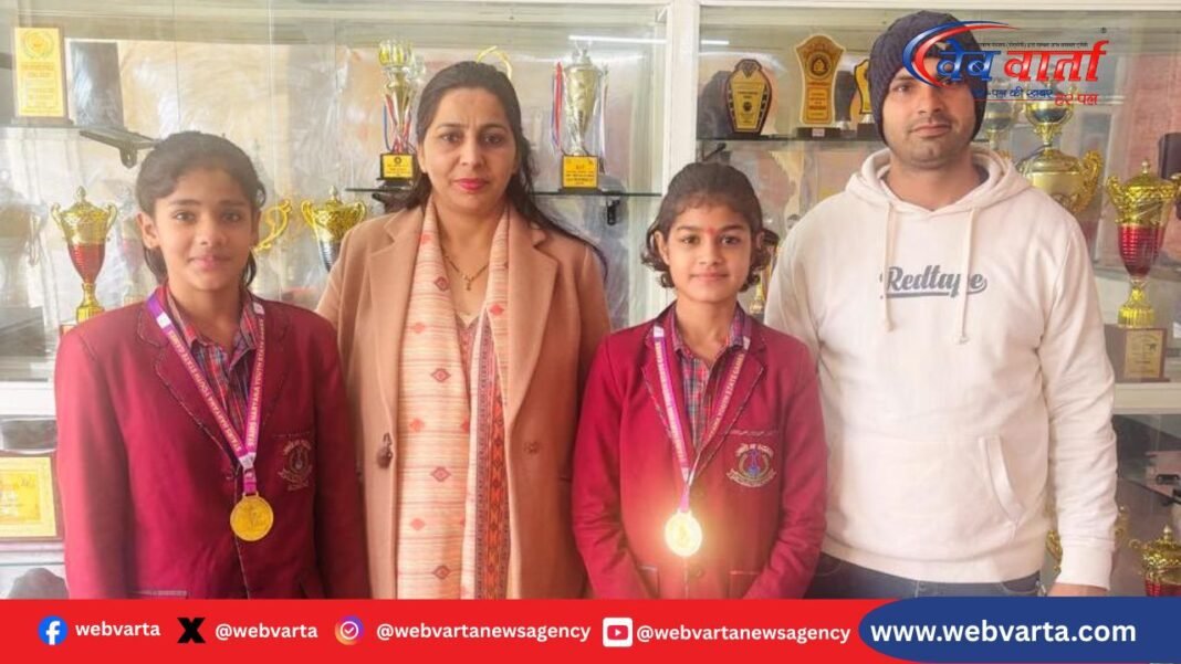 राज्य स्तरीय ताइक्वांडो प्रतियोगिता में स्वर्ण पदक जीतने वाली डीएवी पुलिस पब्लिक स्कूल की छात्राएं